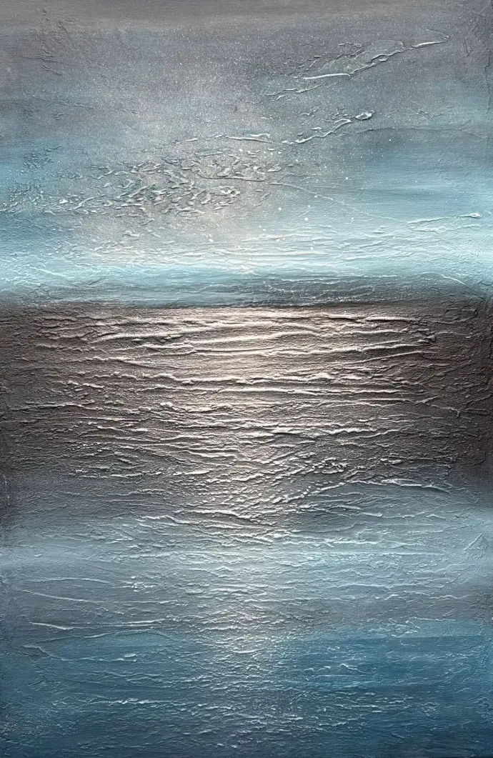 "The Silence of Infinity" (90x60cm) van Yelena Bondarenko. Een sereen abstract schilderij over stilte en maanlicht. Vraag informatie aan. Hoofdprijs Artpoint Kasteel Borluut 2025 Abstract schilderij 'The Silence of Infinity' in nachtblauw met zilveren schaduwen en een gelaagde textuur.
