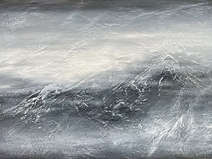 Abstract schilderij 'Hidden Summit' dat een berglandschap uitbeeldt in blauwe en grijze tinten met reliëf. "Hidden Summit" (60x80cm) van Yelena Bondarenko. Een abstract berglandschap met een focus op stilte en licht. Vraag informatie aan.