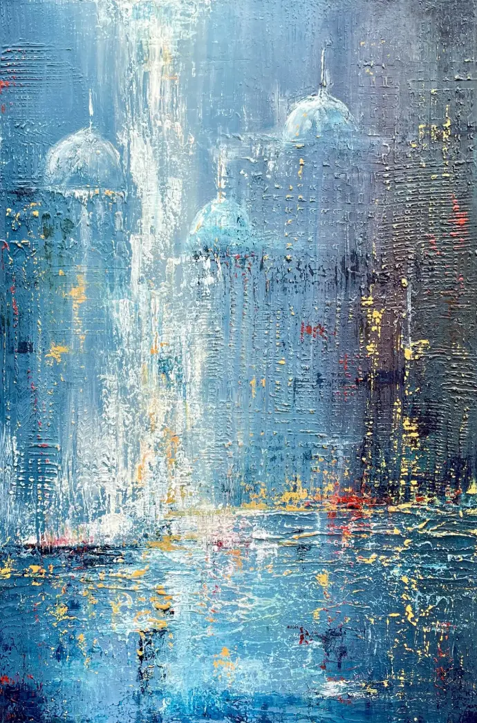Abstract schilderij 'Blue Reverie' in nachtblauw met zilveren accenten die stadssilhouetten suggereren. "Blue Reverie" (90x60cm) van Yelena Bondarenko. Abstract schilderij geïnspireerd door maanlicht en mysterie. Vraag informatie aan.