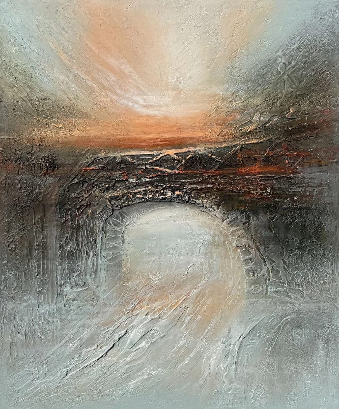 Misty Crossing van Yelena Bondarenko. Acryl en structuurpasta op linnen, 120x100 cm. Abstract werk vol mist, mysterie, stilte en melancholie. Misty Crossing van Yelena Bondarenko, 120x100 cm, boogvorm, mistige wit-grijze en koperkleurige texturen.