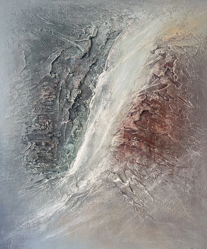 Through the Silence — Yelena Bondarenko, linnen 120×100 cm, structuurpasta & acryl; mysterieuze, melancholische sfeer en contemplatieve stilte. Through the Silence, 120×100 cm, linnen, structuurpasta, gedempte blauw-oker tonen, ovale vormen.